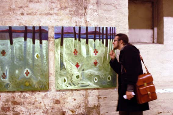 567x377 pixels (53K)